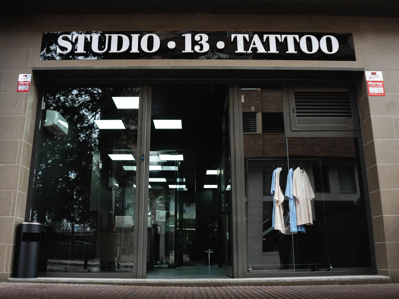 Fachada del local Studio 13 Tattoo tras la reforma, con el rótulo y el interior visible tras el vidrio